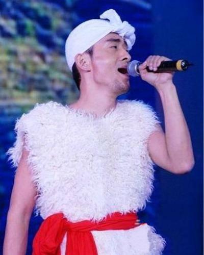 云南小伙唱歌吃瓜,网友直呼“太接地气”