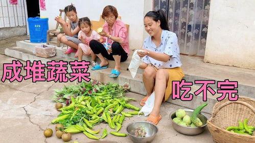 下雨吃瓜的少年,少年雨后吃瓜的悠闲时光