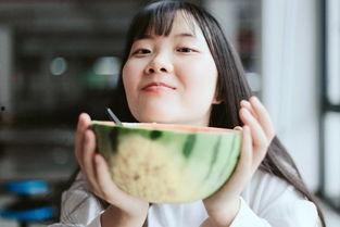 吃瓜少女拍照动作,揭秘吃瓜少女拍照的可爱瞬间