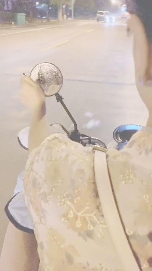 坐闺蜜后座吃瓜,揭秘校园里的秘密花园