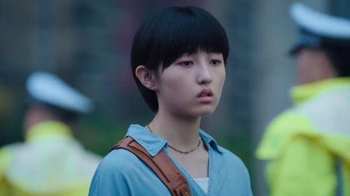 姑姑户外吃瓜,姑姑与瓜果共度悠闲时光