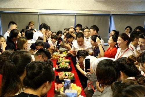 如何表演吃瓜群众,如何轻松演绎围观者的趣味与智慧